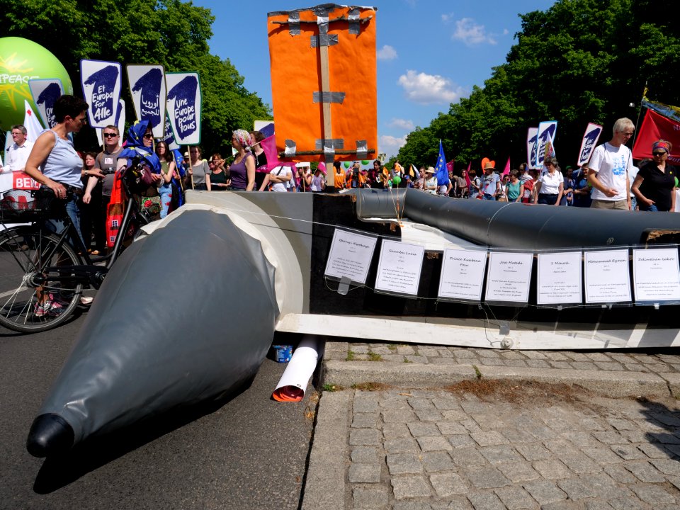 1Europafüralle_demonstration_Berlin_refugee_boat_as_monument_05