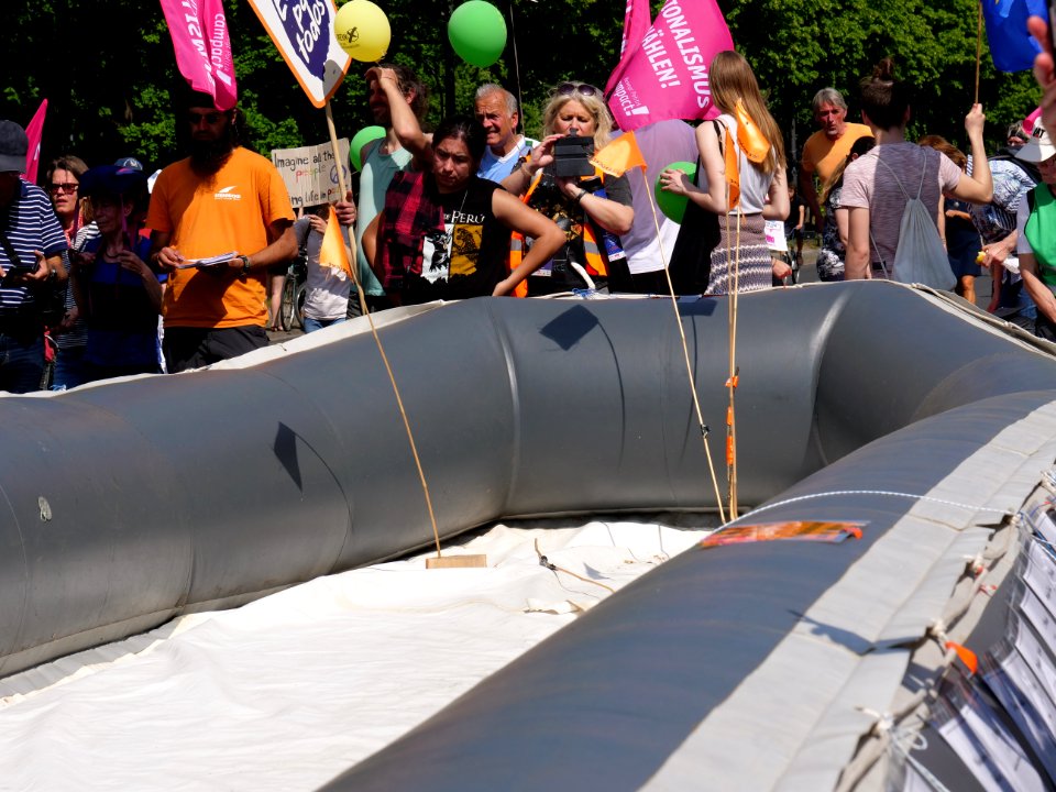 1Europafüralle_demonstration_Berlin_refugee_boat_as_monument_12