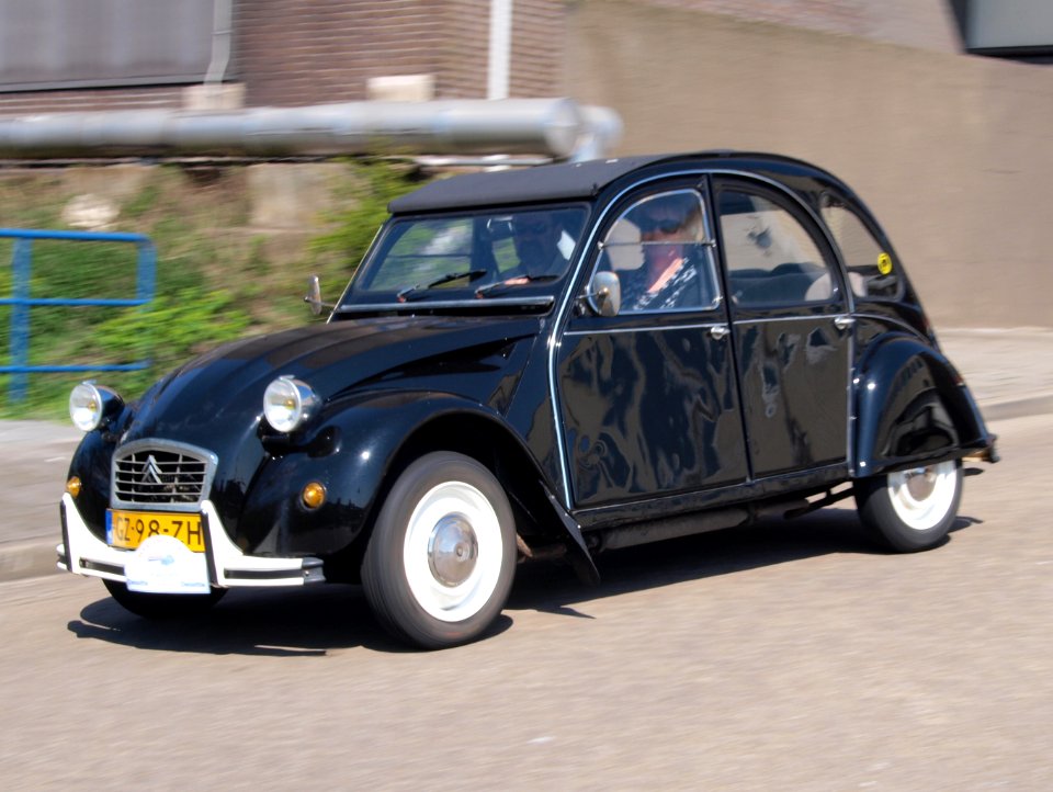1981_Citroen_2CV6,_Dutch_licence_registration_GZ-98-ZH,_pic1