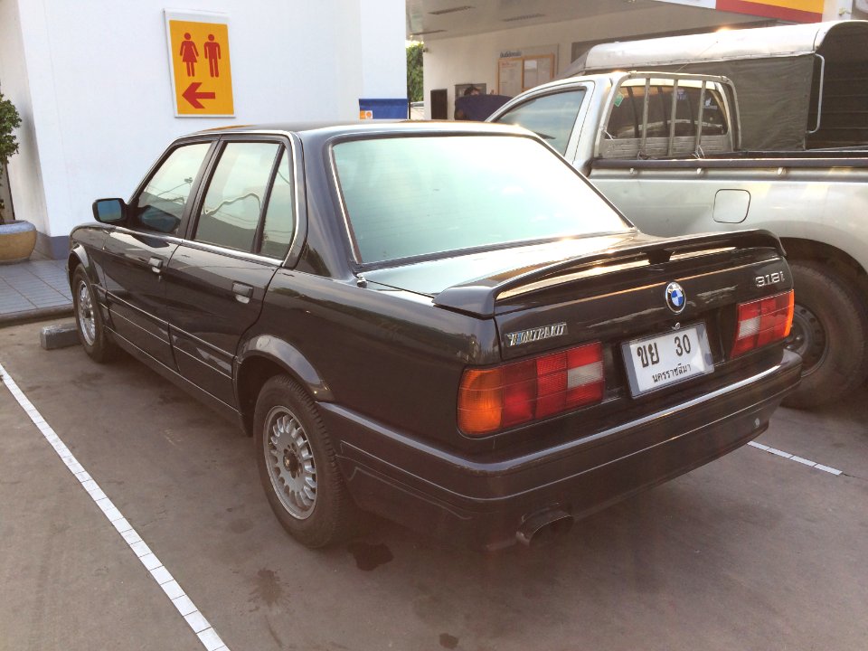 1988-1989_BMW_318i_(E30)_Sedan_(06-03-2018)_04