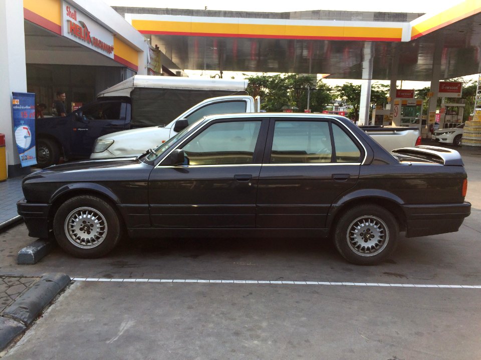 1988-1989_BMW_318i_(E30)_Sedan_(06-03-2018)_05