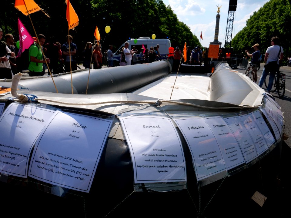 1Europafüralle_demonstration_Berlin_refugee_boat_as_monument_02