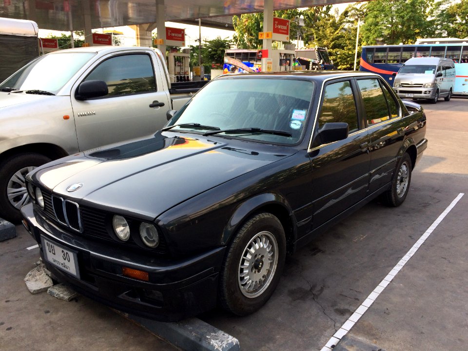 1988-1989_BMW_318i_(E30)_Sedan_(06-03-2018)_01