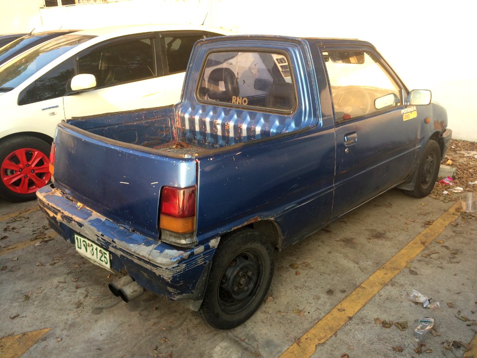1989-1990_Daihatsu_Mira_(L70)_pickups_(07-12-2017)_04