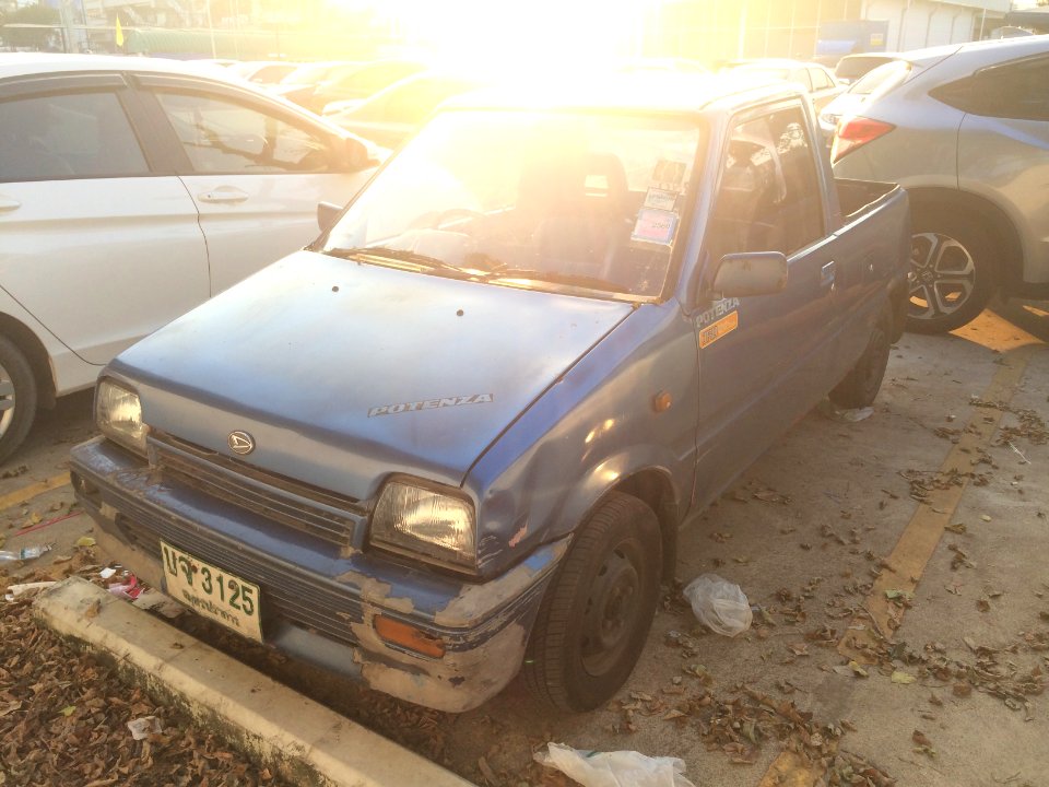 1989-1990_Daihatsu_Mira_(L70)_pickups_(07-12-2017)_02