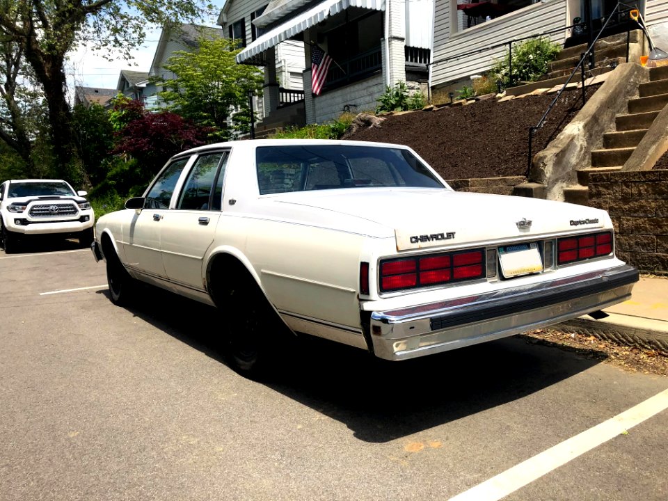 1989_Chevrolet_Caprice_Classic,_rear_left,_5-15-2021