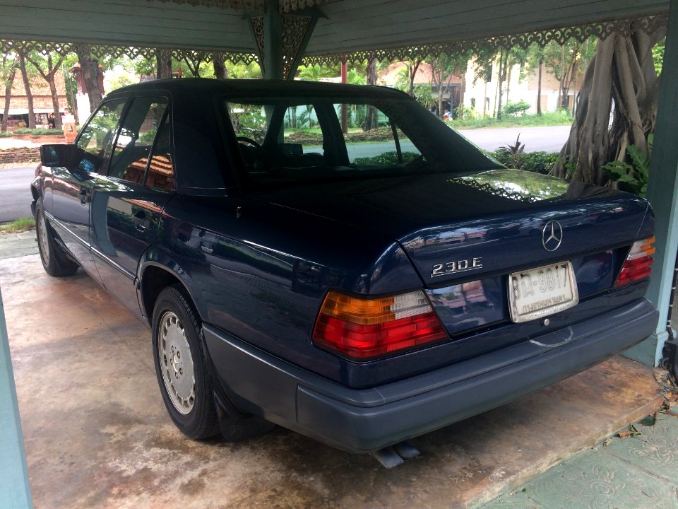 1987-1988_Mercedes-Benz_230E_(W124)_Sedan_(15-07-2018)_04