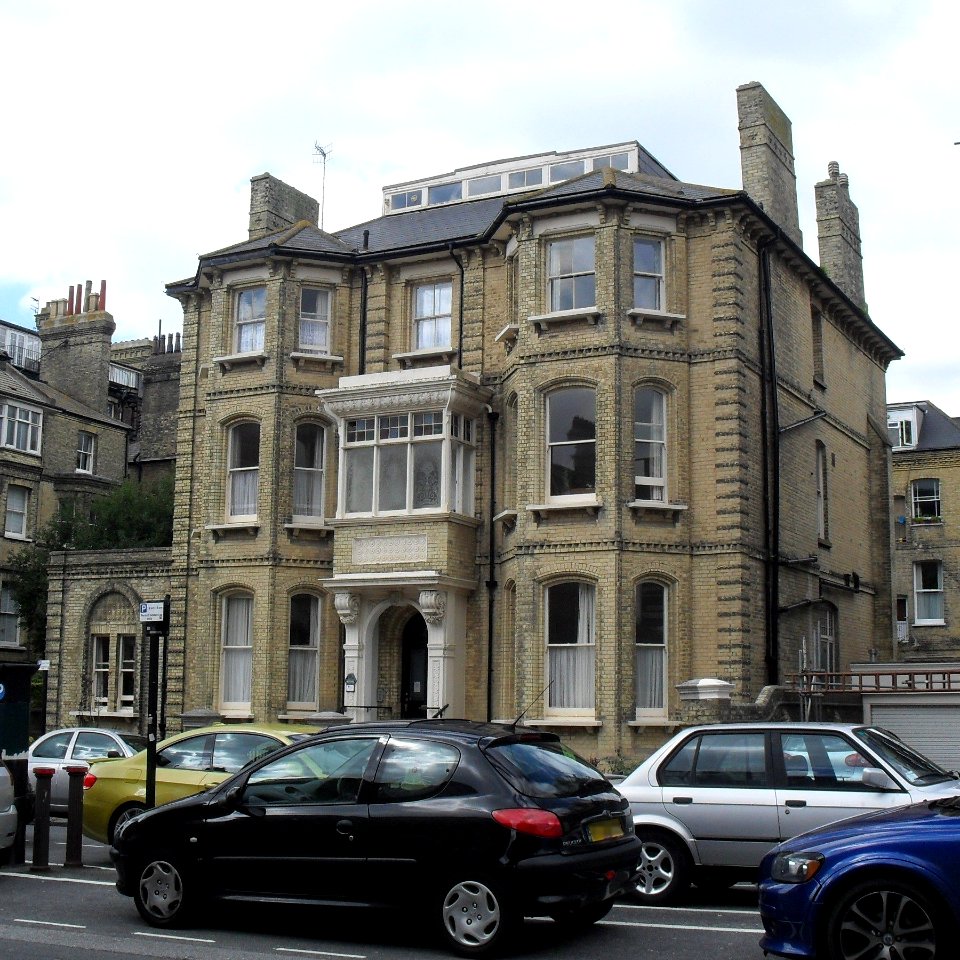 2_Third_Avenue,_Hove_(NHLE_Code_1209849)_(August_2010)