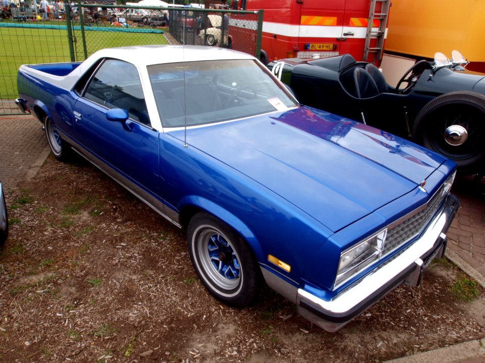 1982_Chevrolet_El_Camino,_Dutch_licence_registration_5-VFT-94_p2