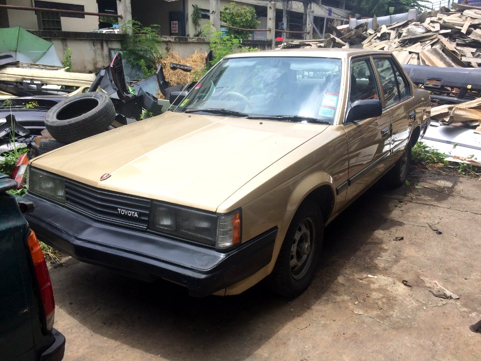 1982-1983_Toyota_Corona_(TT140)_DX_Sedan_(27-07-2018)_01