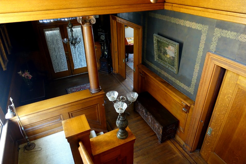 1st_floor_hall_-_Haas-Lilienthal_House_-_San_Francisco,_CA_-_DSC05088