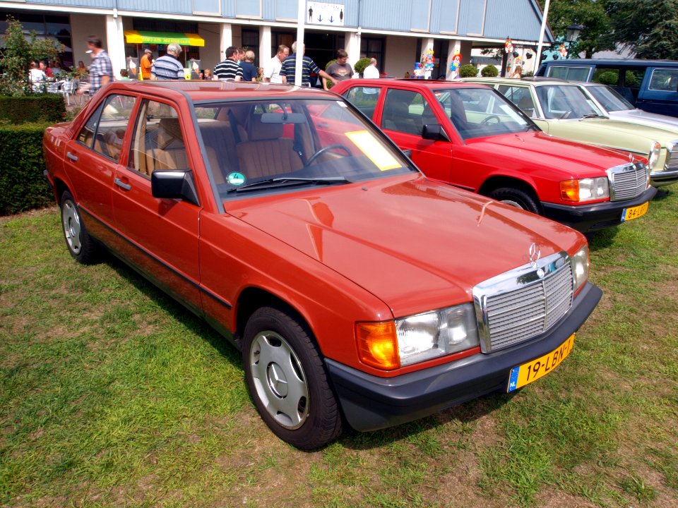 1983_Mercedes-Benz_190E,_Dutch_licence_registration_19-LBN-1