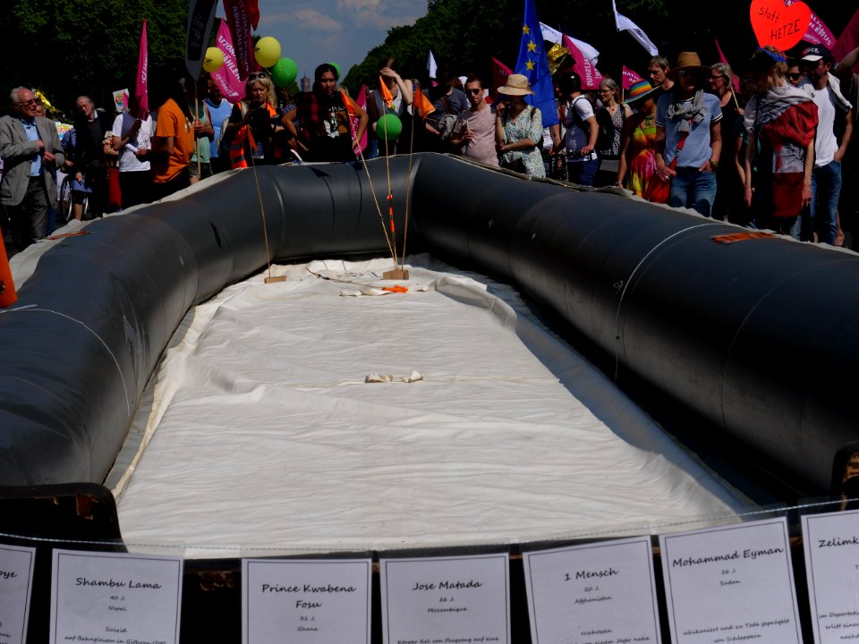 1Europafüralle_demonstration_Berlin_refugee_boat_as_monument_07
