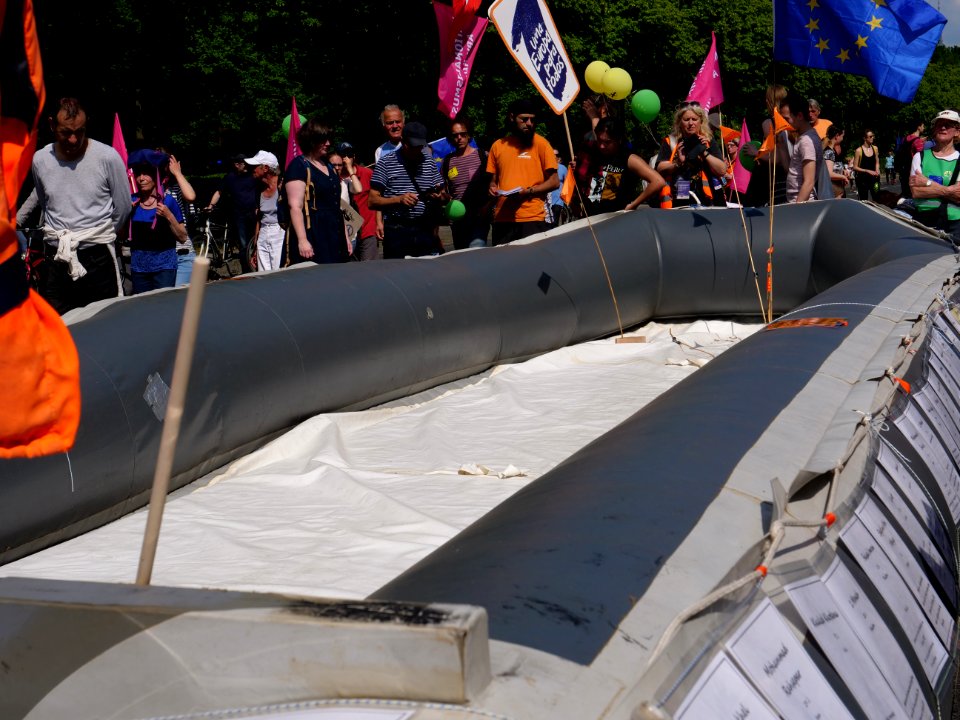 1Europafüralle_demonstration_Berlin_refugee_boat_as_monument_13