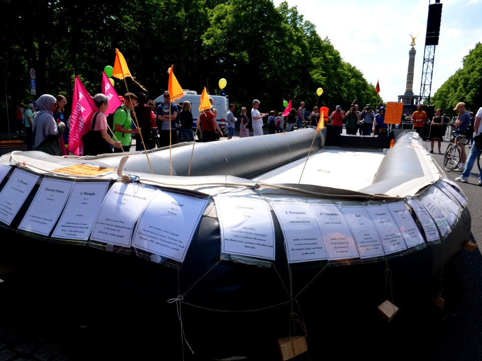 1Europafüralle_demonstration_Berlin_refugee_boat_as_monument_03