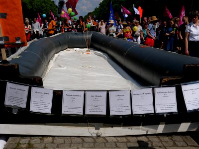 1Europafüralle_demonstration_Berlin_refugee_boat_as_monument_08