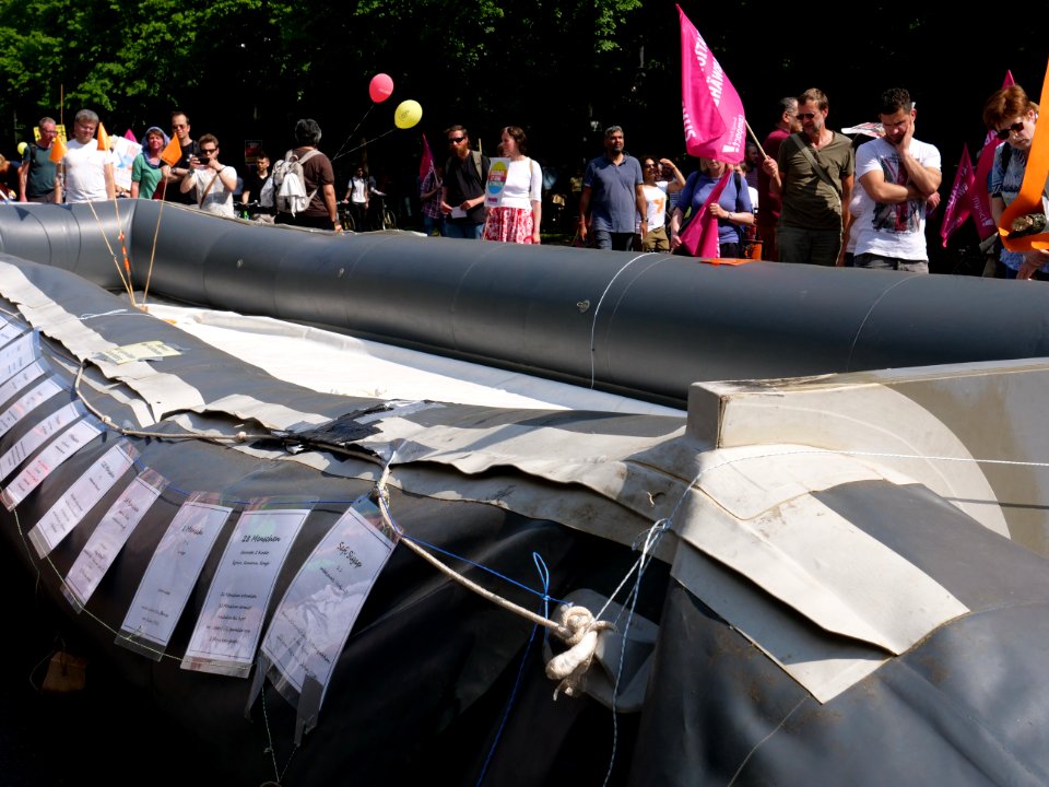 1Europafüralle_demonstration_Berlin_refugee_boat_as_monument_17