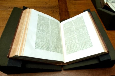 1st_encyclopedia_of_the_world_at_the_Teylers_museum,_photo-3