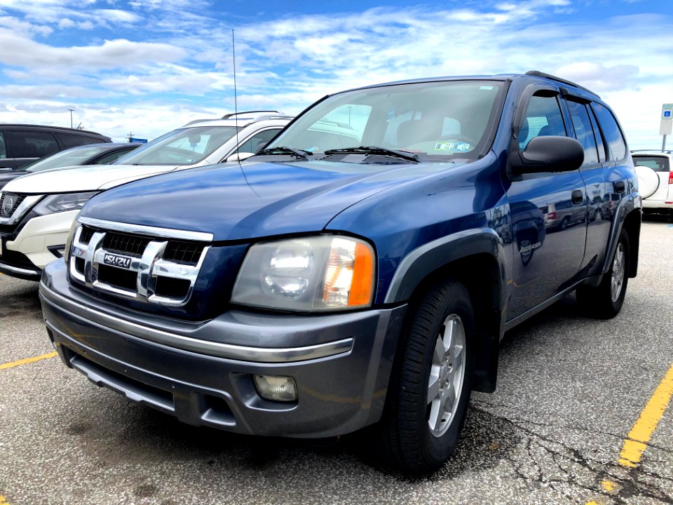 2005_Isuzu_Ascender_5-passenger_in_Adriatic_Blue,_front_left,_5-29-2021