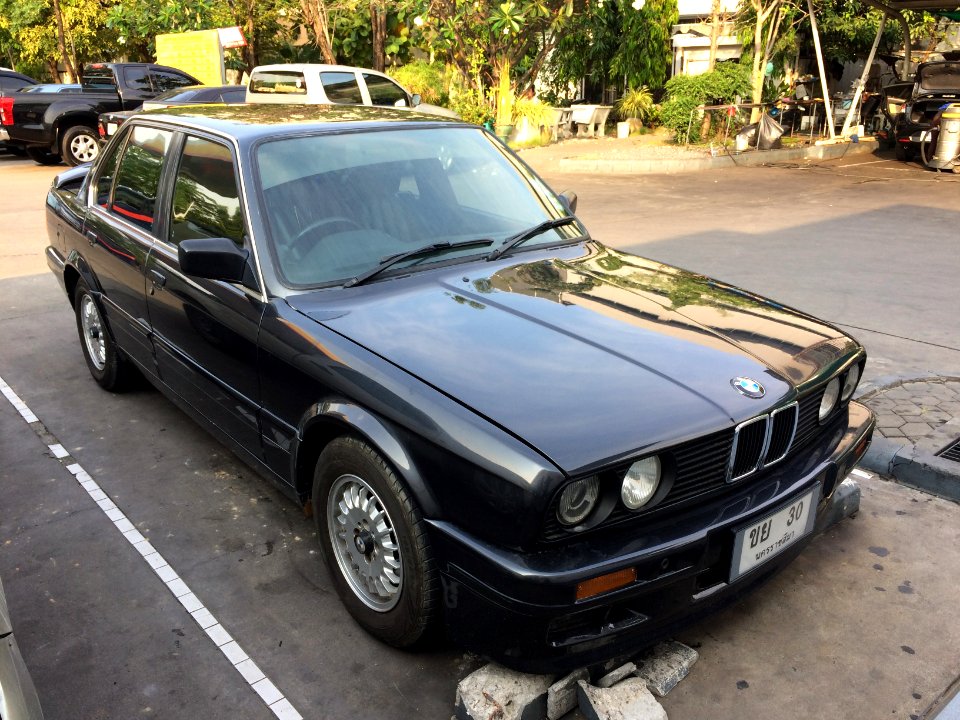 1988-1989_BMW_318i_(E30)_Sedan_(06-03-2018)_02