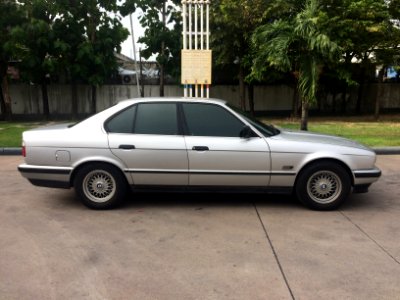 1988-1989_BMW_520i_(E34)_Sedan_(13-06-2018)_05