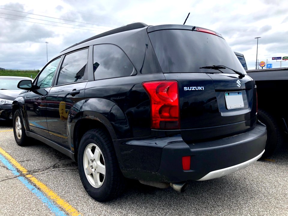 2007_Suzuki_XL7_in_Jet_Black,_rear_left,_5-29-2021