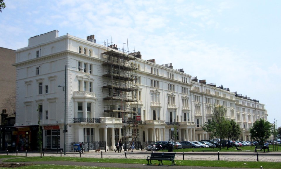 1–17_Palmeira_Square,_Hove_(NHLE_Code_1298646)_(June_2016)