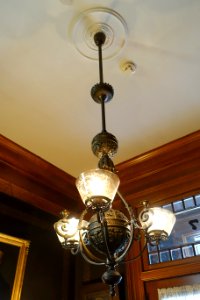 1st_floor_hall_light_-_Haas-Lilienthal_House_-_San_Francisco,_CA_-_DSC04926