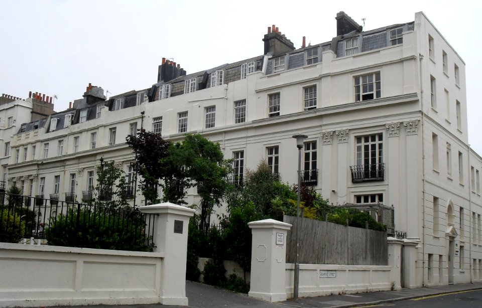 1–8_Sillwood_Place,_Brighton_(NHLE_Code_1380938)_(July_2010)_(1)