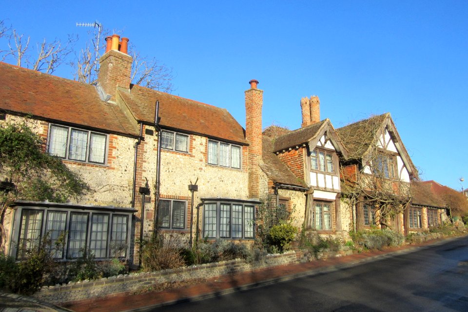 1–5_Dean_Court_Road,_Rottingdean_(December_2016)_(1)