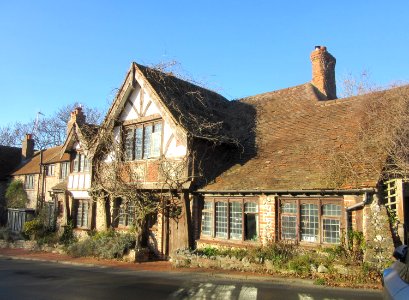 1–5_Dean_Court_Road,_Rottingdean_(December_2016)_(2)