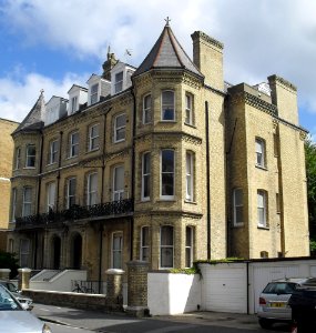 1–3_Fourth_Avenue,_Hove_(August_2010)