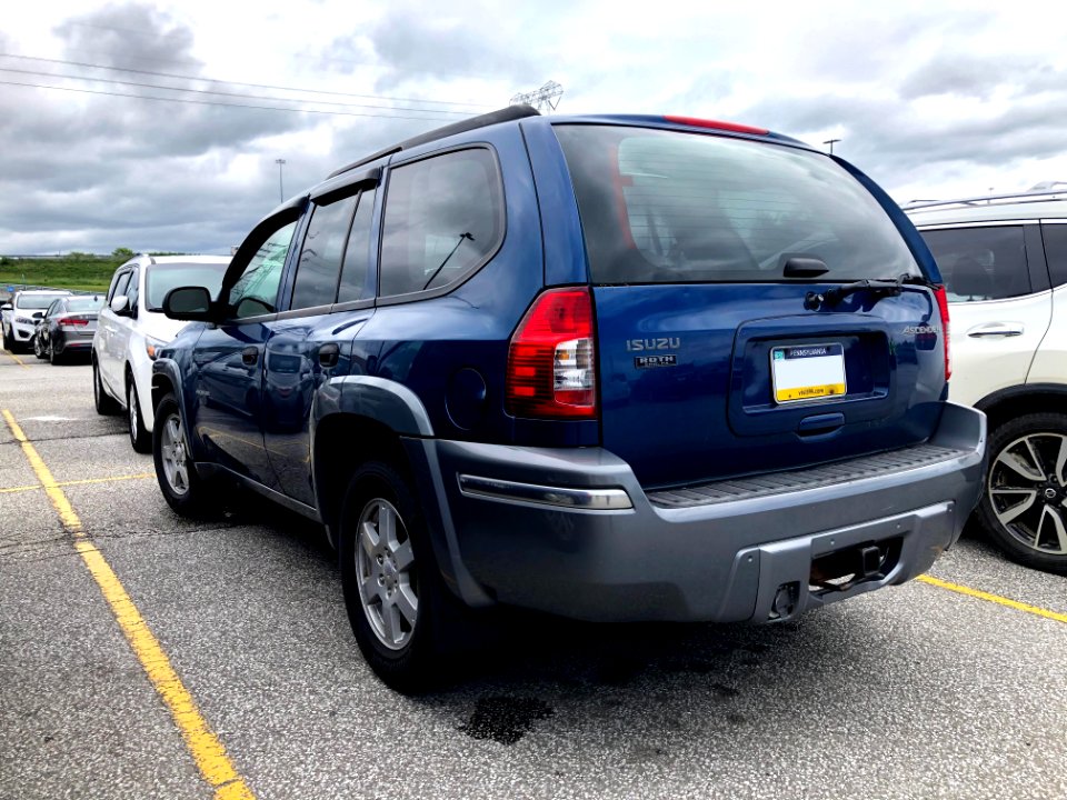2005_Isuzu_Ascender_5-passenger_in_Adriatic_Blue,_rear_left,_5-29-2021