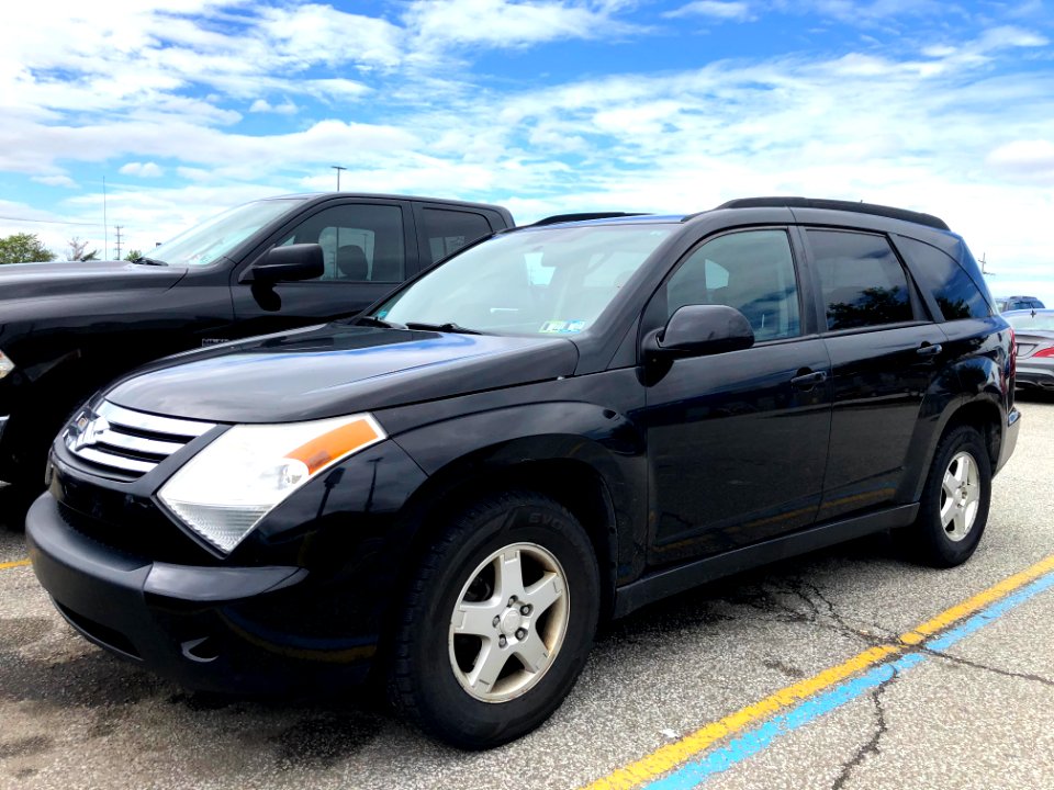 2007_Suzuki_XL7_in_Jet_Black,_front_left,_5-29-2021