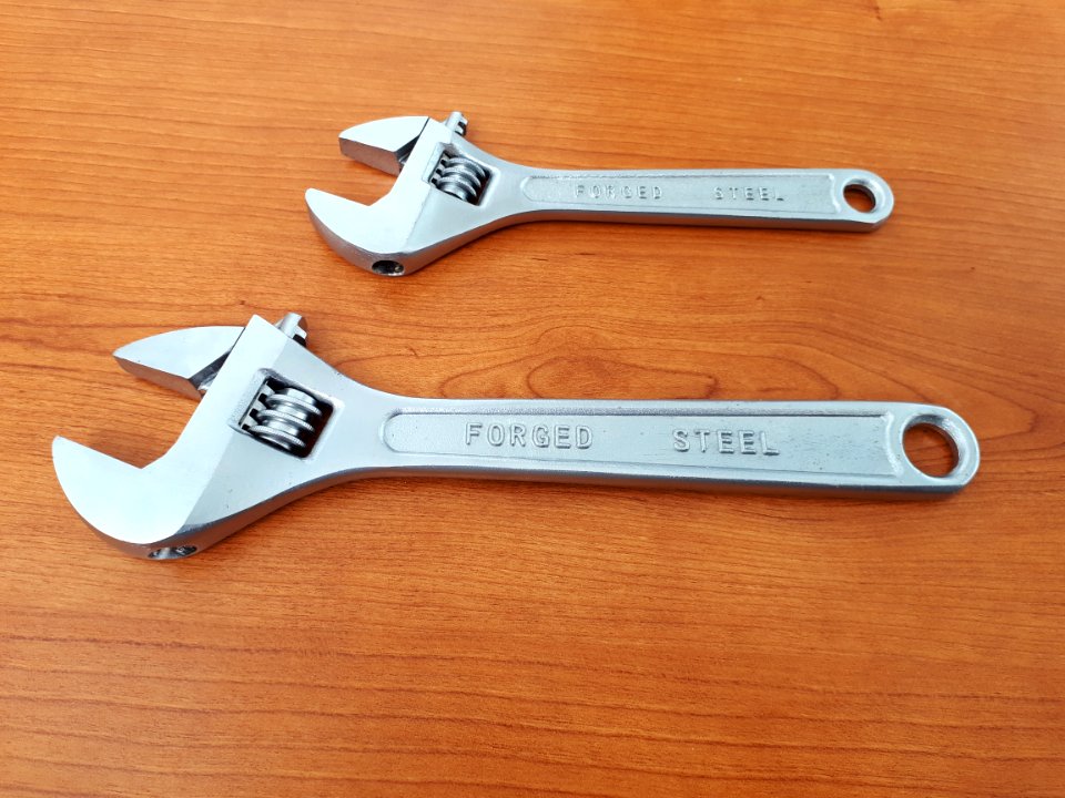 2_adjustable_wrenches_-_B2