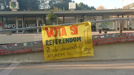 2-D_2015_3+2_referendum_SEPC's_banner_in_UAB_Bellaterra_campus_01