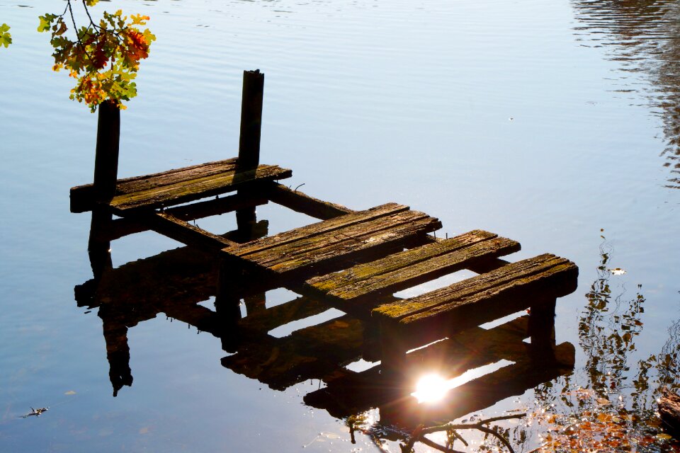 Water mirroring bank