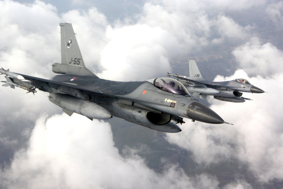 2-bewapende-f-16-jachtvliegtuigen