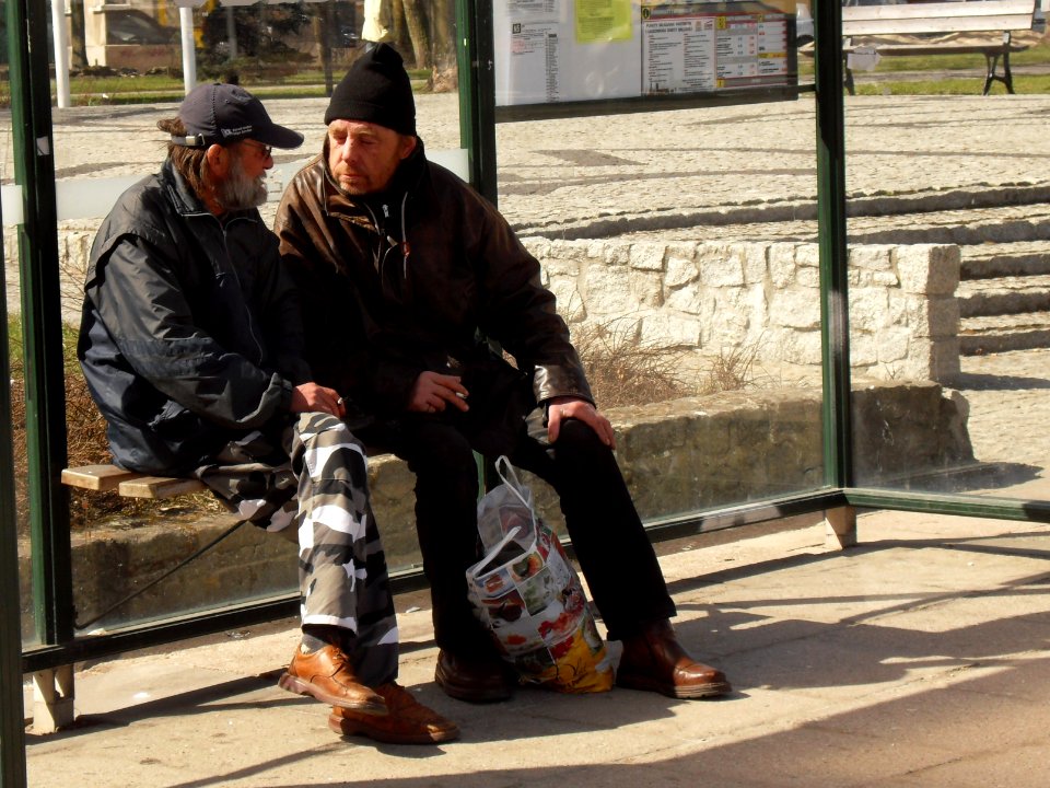 2_businessmen_in_Gdańsk_talking_business