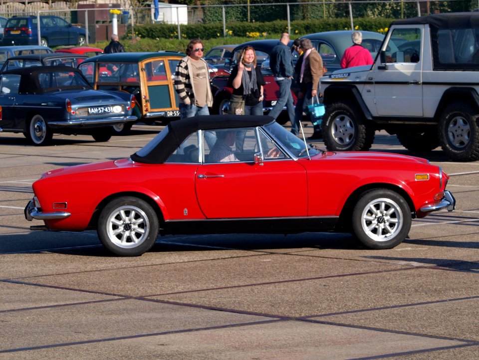 1971_Fiat_124_Sport_Spider_1600_US,_Dutch_licecence_registration_DM-14-04,_pic3