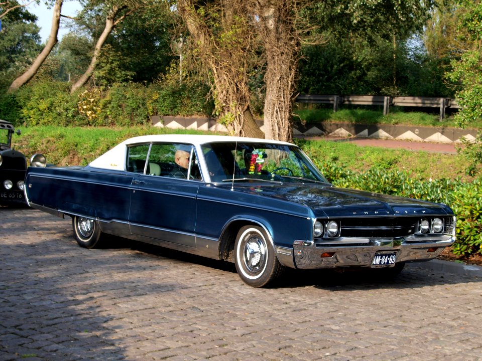 1968_Chrysler_New_Yorker_photo-12