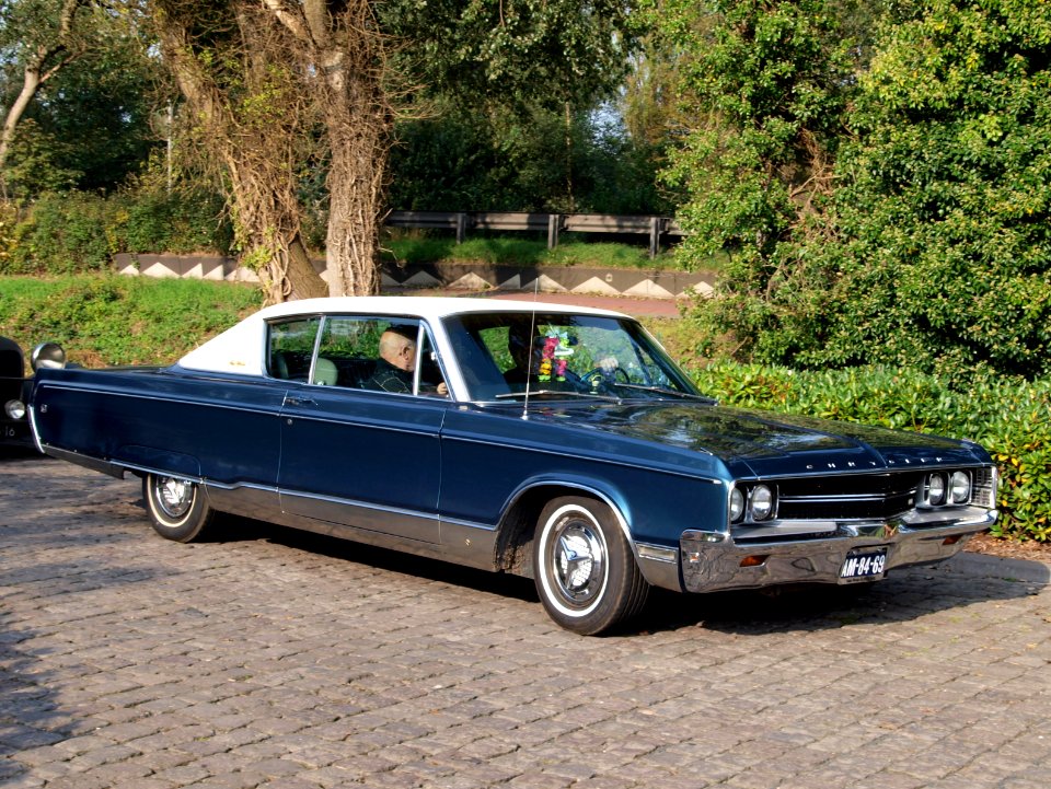 1968_Chrysler_New_Yorker_photo-13