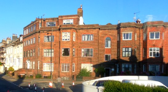 1–28_Buckingham_Close,_Seven_Dials,_Brighton_(July_2013)