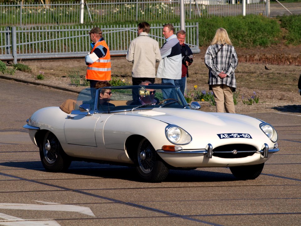 1968_Jaguar_E-type,_Dutch_licence_registratoin_AE-95-60,_pic2