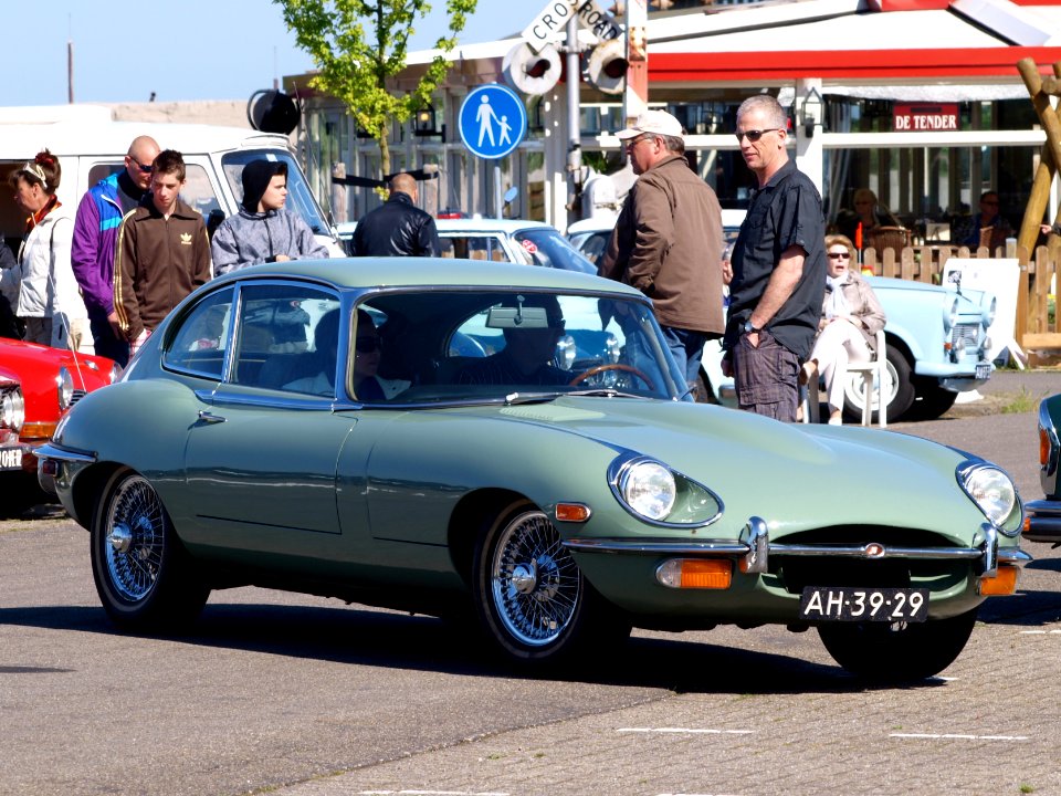 1970_Jaguar_E-type_4.2_Litre_2+2_pic1