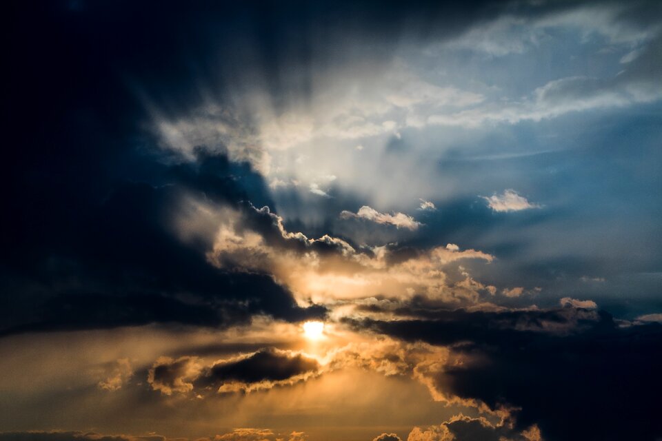 Dark clouds contrail abendstimmung