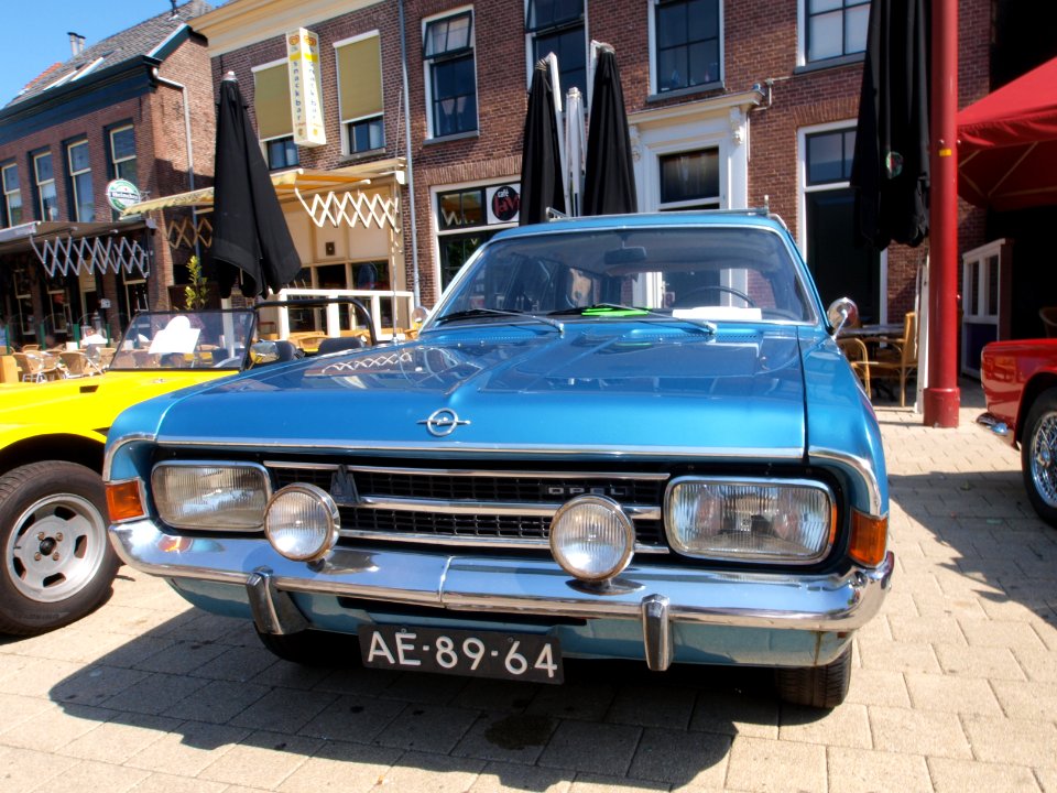 1971_Opel_Rekord_1900_station_at_the_SPECIAAL_Auto_Evenement_Nijkerk_2011,_pic4