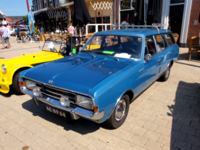 1971_Opel_Rekord_1900_station_at_the_SPECIAAL_Auto_Evenement_Nijkerk_2011,_pic2