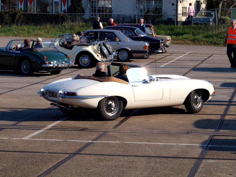 1968_Jaguar_E-type,_Dutch_licence_registratoin_AE-95-60,_pic3