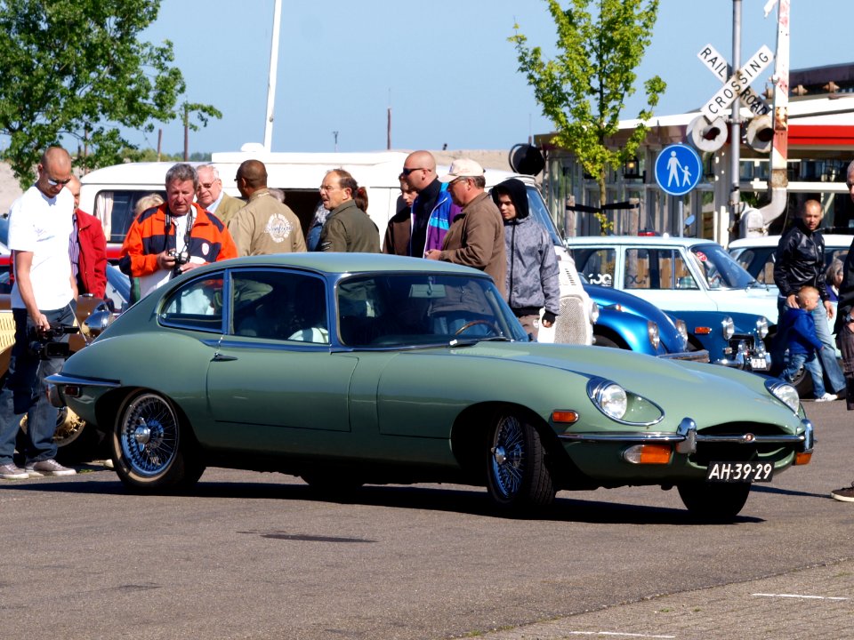 1970_Jaguar_E-type_4.2_Litre_2+2_pic2